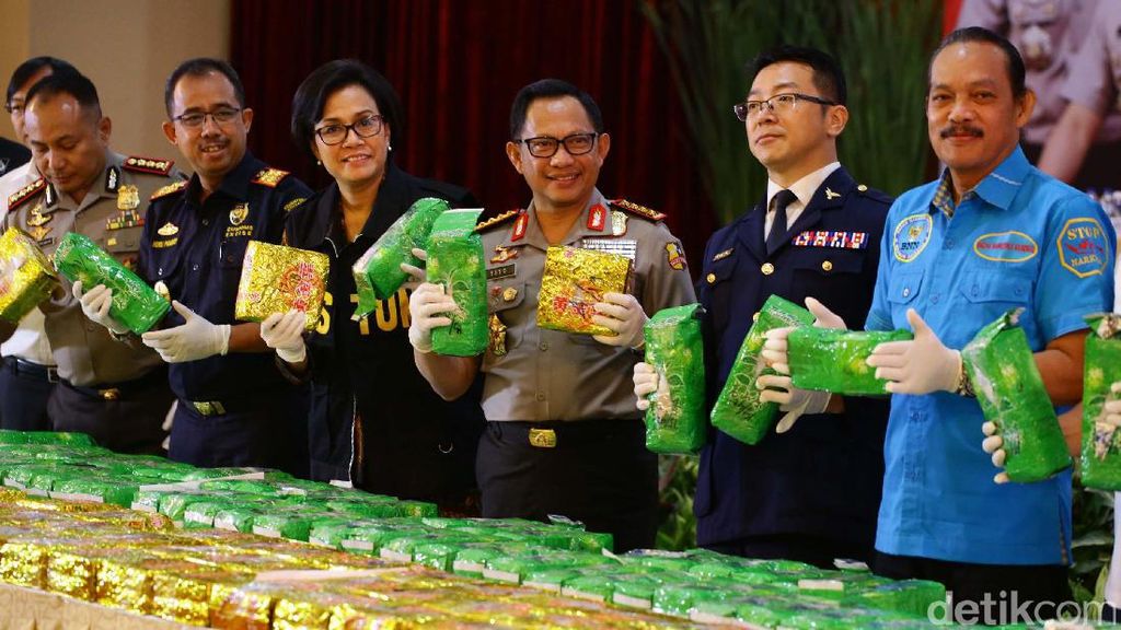 Foto: Gaya Serius Sri Mulyani saat Memegang Bungkusan Sabu Foto: Gaya Serius Sri Mulyani saat Memegang Bungkusan Sabu