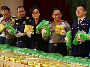 Foto: Gaya Serius Sri Mulyani saat Memegang Bungkusan Sabu