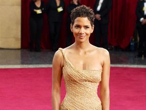 Hampir Mati saat Syuting James Bond, Halle Berry Diselamatkan Pierce Brosnan Hampir Mati saat Syuting James Bond, Halle Berry Diselamatkan Pierce Brosnan