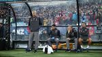 Saat Sepatu Merah Wenger Curi Perhatian Pendukung Arsenal