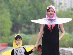 Aneh atau Kreatif? Jas Hujan Sekaligus Payung Buatan China