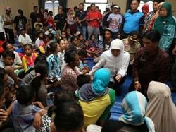 Mensos Serahkan Bantuan Rp 2,7 M untuk Korban Banjir Belitung Timur