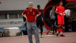 Saat Sepatu Merah Wenger Curi Perhatian Pendukung Arsenal