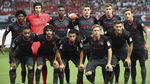 Foto: Arsenal Angkat Trofi di China