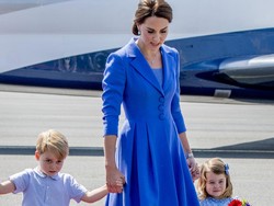 Keluarga Kate Middleton Kompak Berbaju Biru Saat Tiba di Jerman