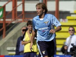Gaizka Mendieta dibeli Lazio dari Valencia pada 2001 dengan harga 48 juta euro. Pria asal Spanyol mengisi posisi sayap kiri. (Foto: Grazia Neri/ALLSPORT)