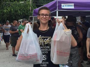 Kreatif! Jadi Joki Antrean BBQ Iga, Remaja Ini Hasilkan Rp 266 Juta