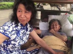 Pria Ini Pakai Baju Wanita Selama 20 Tahun, Alasannya Sungguh Mengharukan