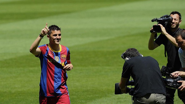 BARCELONA, SPAIN - MAY 21:  Barcelonas new signing David Villa waves to the fans during his presentation at the Camp Nou stadium on May 21, 2010 in Barcelona, Spain.  (Photo by Siu Pong Wu Lau/Getty Images)
