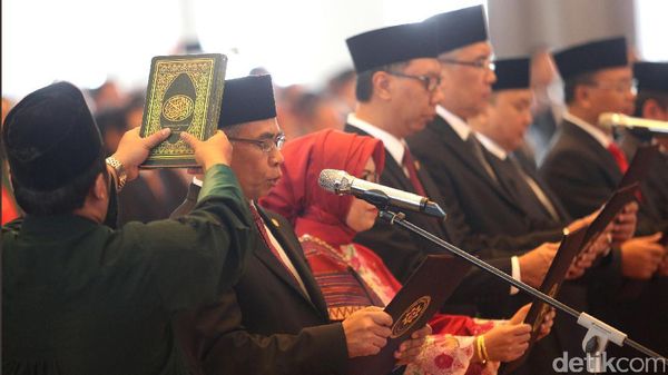 Para Bos OJK Diambil Sumpah
