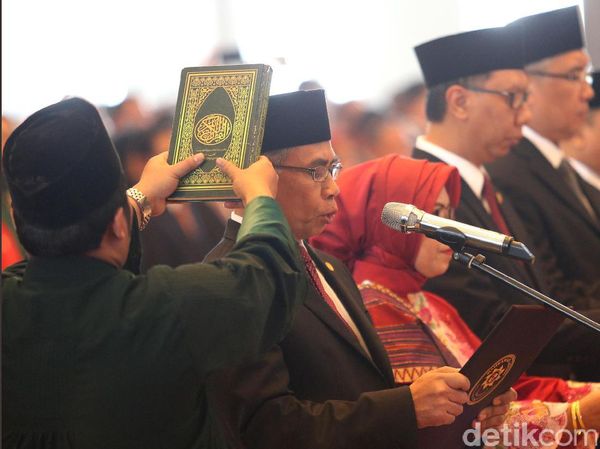 Para Bos OJK Diambil Sumpah