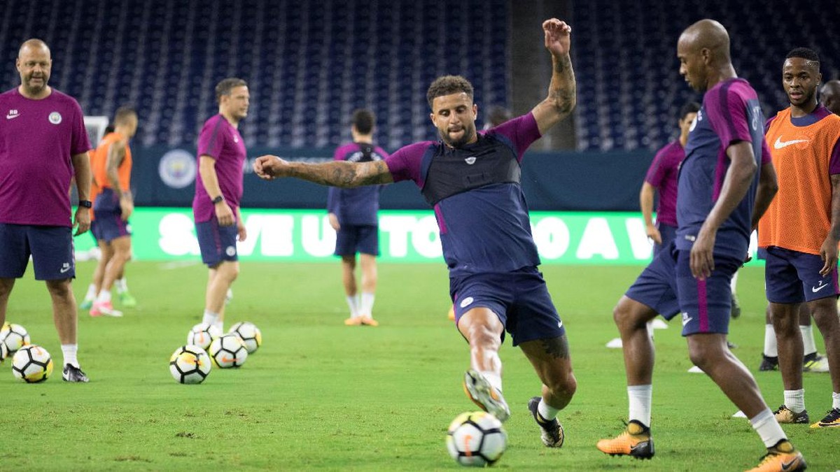 Kyle Walker dalam sesi latihan Manchester City di pramusim (Foto: REUTERS/Daniel Kramer)