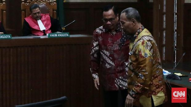 IRMAN DAN SUGIHARTO 2 terdakwa e-KTP, Irman dan Sugiharto, dituntut dengan pidana penjara masing-masing 7 dan 5 tahun. Putusan kasus korupsi e-KTP di Pengadilan Tipikor Jakarta, dengan terdakwa Irman selaku mantan Dirjen Dukcapil Kemendagri dan Sugiarto selaku Direktur Pengelolaan Informasi Administrasi Kependudukan Dirjen Dukcapil Kemendagri Jakarta. Kamis, 20 Juli 2017. CNN Indonesia/Andry Novelino