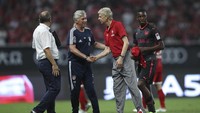 Dengan Wenger tampil lebih kasual, Arsenal memetik hasil bagus. Dua kemenangan didapat saat melawan Sidney FC dan Western Sydney Wanderers. Semalam, Arsenal menang atas Bayern. (Lintao Zhang/Getty Images)