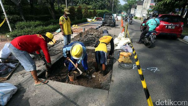 Ada Proyek Galian Kabel, Jalan Tentara Pelajar Senayan Menyempit