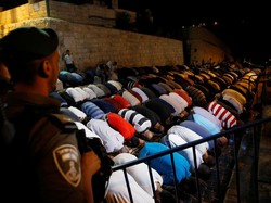Warga Palestina Gelar Salat di Luar Komplek Masjid Al-Aqsa