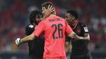Foto: Arsenal Angkat Trofi di China