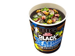 Bosan dengan Unicorn? Yuk, Cicipi Ramen Seafood Hitam Pekat Ini!