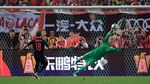 Foto: Arsenal Angkat Trofi di China