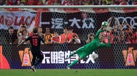 Skor adu penalti kembali imbang setelah gol Kingsley Coman dibalas Nacho Monreal. Foto: REUTERS/Aly Song