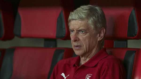 Saat Sepatu Merah Wenger Curi Perhatian Pendukung Arsenal