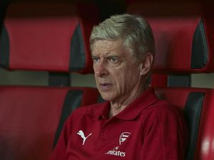 Saat Sepatu Merah Wenger Curi Perhatian Pendukung Arsenal