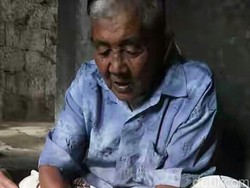 Polisi Berikan Jaket Tebal dan Helm untuk Mbah Kandar