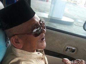 Unik, Mbah Kandar Bonceng Motor Hadap ke Belakang