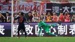 Foto: Arsenal Angkat Trofi di China