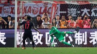 Setelah eksekusi Renato Sanches membentur mistar gawang, Arsenal ada di atas angin usai penalti Alex Iwobi sukses.  Foto: REUTERS/Aly Song