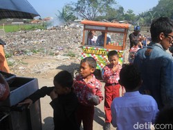 Siswa SD Rancaekek Bandung Ini Terpaksa Belajar dengan Aroma tak Sedap