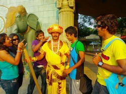 Luar Biasa, Pria Ini 32 Tahun Kerja Cuma Jadi Patung