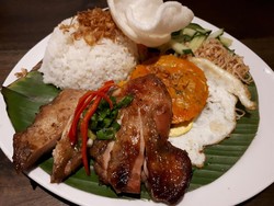 Saigon Delight: Nikmatnya Broken Rice Berlauk Komplet dan Sandwich Ayam Serai yang Wangi