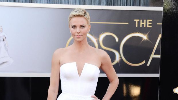 Brad Pitt Tengah Kencani Charlize Theron?