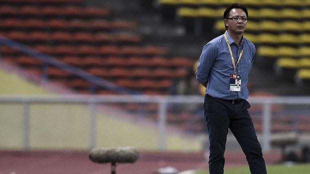 Malaysia's interim football coach Ong Kim Swee looks on during the 2018 FIFA World Cup qualifying football match between Malaysia and Saudi Arabia in Shah Alam on September 8, 2015. Flare-throwing fans forced Malaysia's World Cup qualifier with Saudi Arabia to be abandoned, as they vented their anger over last week's record 10-0 defeat to UAE.   AFP PHOTO / MANAN VATSYAYANA / AFP PHOTO / MANAN VATSYAYANA