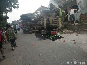 Sopir Truk Molen Tewas Terjepit Setelah Tabrak 6 Rumah