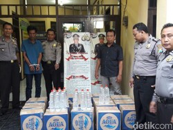 Pengiriman 324 Liter Arak Tuban Dikemas Boks Air Mineral Digagalkan