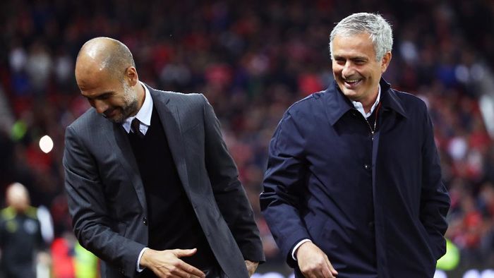 Jose Mourinho dan Pep Guardiola dalam duel Derby Manchester. (Foto: Michael Steele/Getty Images) Jose Mourinho dan Pep Guardiola dalam duel Derby Manchester. (Foto: Michael Steele/Getty Images)