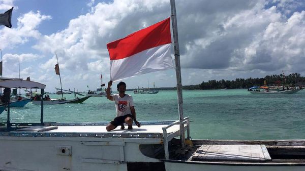 Bendera Setengah Tiang di Kapal Nelayan Masalembu