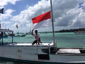 Bendera Setengah Tiang di Kapal Nelayan Masalembu