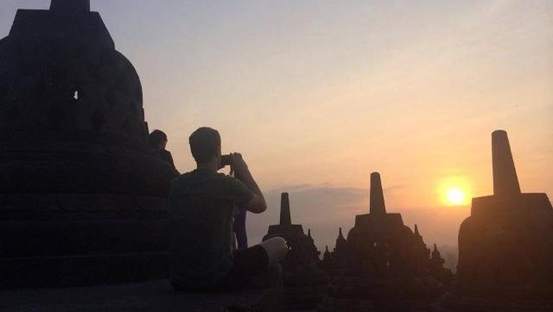 Mark Zuckerberg yang tengah memotret sunrise di Borobudur (mzuck/Facebook) Mark Zuckerberg yang tengah memotret sunrise di Borobudur (mzuck/Facebook)