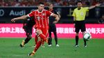 Foto: Arsenal Angkat Trofi di China