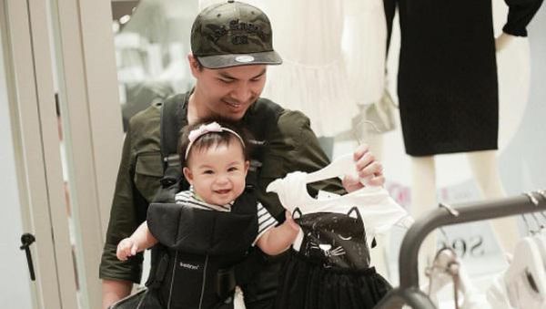 Foto: Ketika Para Ayah Menggendong Anaknya, Mana Paling Kece?