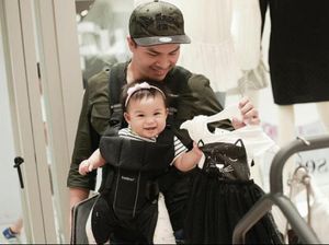 Foto: Ketika Para Ayah Menggendong Anaknya, Mana Paling Kece?