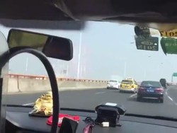 Taksi Ini Salip 50 Mobil dalam Waktu Kurang dari 2 Menit