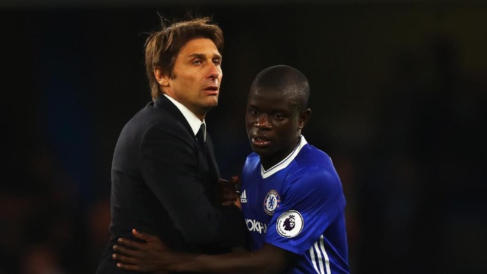 LONDON, ENGLAND - APRIL 05: Antonio Conte, Manager of Chelsea (L) and NGolo Kante of Chelsea (R) embrace after the Premier League match between Chelsea and Manchester City at Stamford Bridge on April 5, 2017 in London, England.  (Photo by Clive Rose/Getty Images)