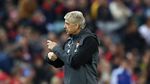 Saat Sepatu Merah Wenger Curi Perhatian Pendukung Arsenal