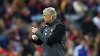 Gaya seperti itu membuat Wenger disebut meniru gaya pakaian manajer West Bromwich Albion, Tony Pulis. Bedanya, Wenger tak mengenakan topi. (Cameron Spencer/Getty Images)