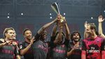 Foto: Arsenal Angkat Trofi di China