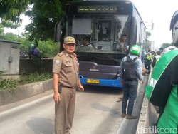 Terobos Jalur TransJ, Pemotor Terlindas Bus di Daan Mogot